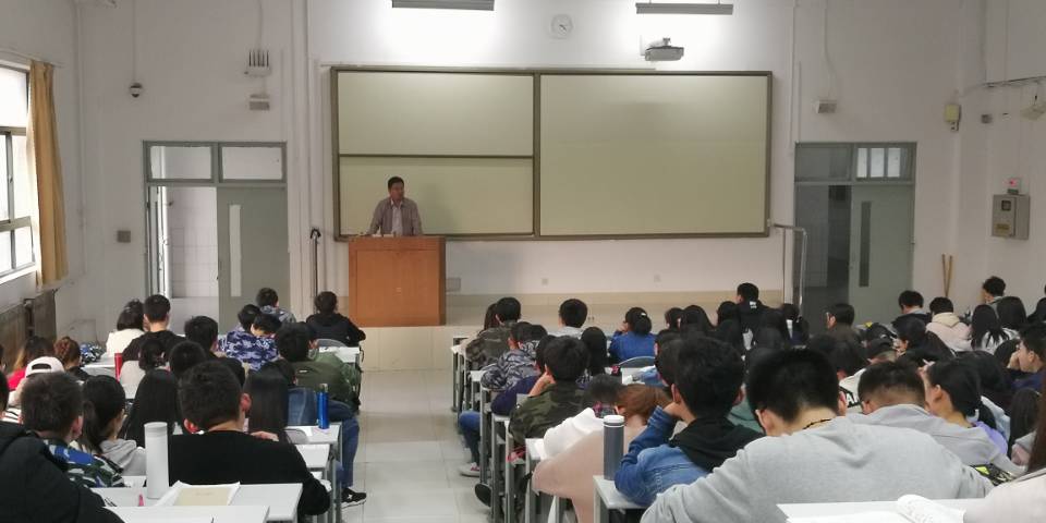 秦晓钟为化工与交通学院入党积极分子上党课.jpg
